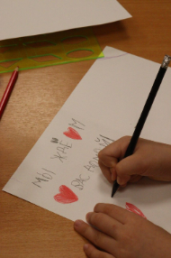 Дети из детского сада «Солнышко» поддерживают участников СВО своими рисунками